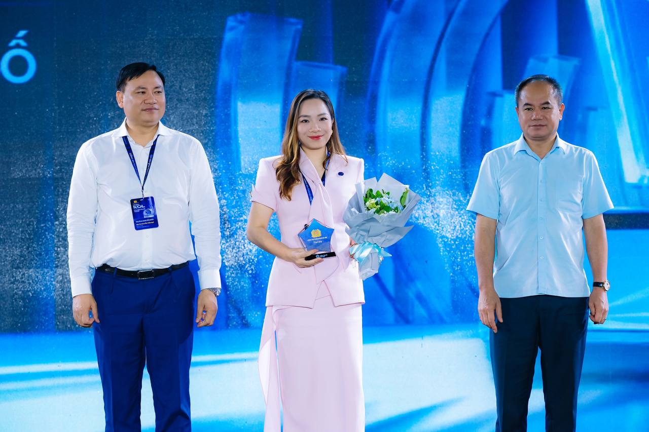Trung tướng Nguyễn Thanh Tùng - Giám đốc Công an TP Hà Nội và Đại tá Nguyễn Tiến Đạt - Phó Giám đốc Công an TP Hà Nội trao tặng Kỷ niệm chương cho Công ty Cổ phần VCCorp
