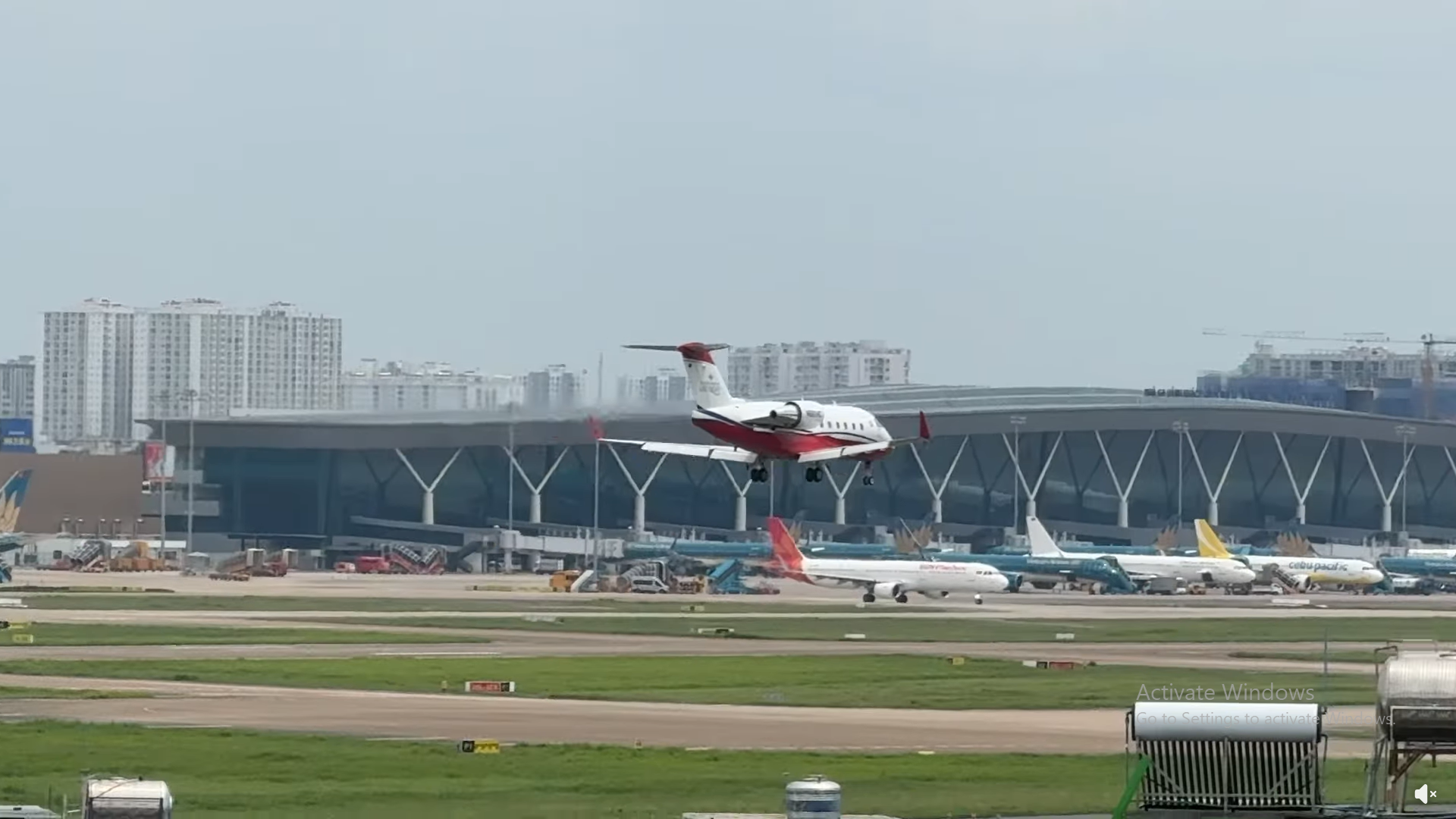 Tuần trước - 17/7, một máy bay lạ xuất hiện tại sân bay Tân Sơn Nhất - Ảnh 2.