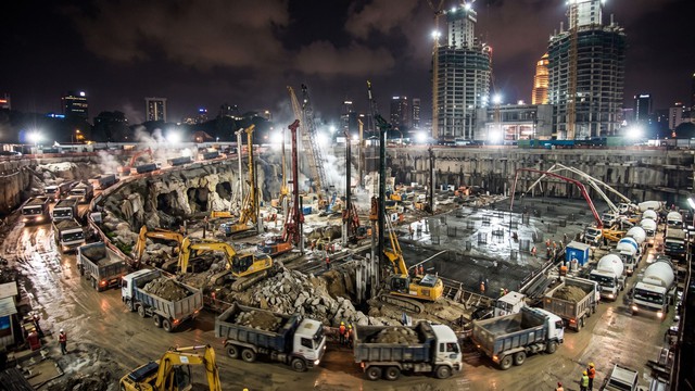 Ph&aacute;t hiện hơn 500 xe tải đất hoạt động xuy&ecirc;n đ&ecirc;m, đổ 13.200 m2 b&ecirc; t&ocirc;ng suốt 54 giờ: B&iacute; mật dưới l&ograve;ng đất gi&uacute;p hai t&ograve;a th&aacute;p cao gần 452 m&eacute;t đứng vững lộ diện - Ảnh 1.