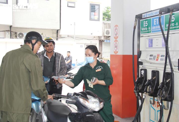 Bộ Công Thương siết kiểm tra găm hàng, các 'ông lớn' xăng dầu nói gì? - Ảnh 2.