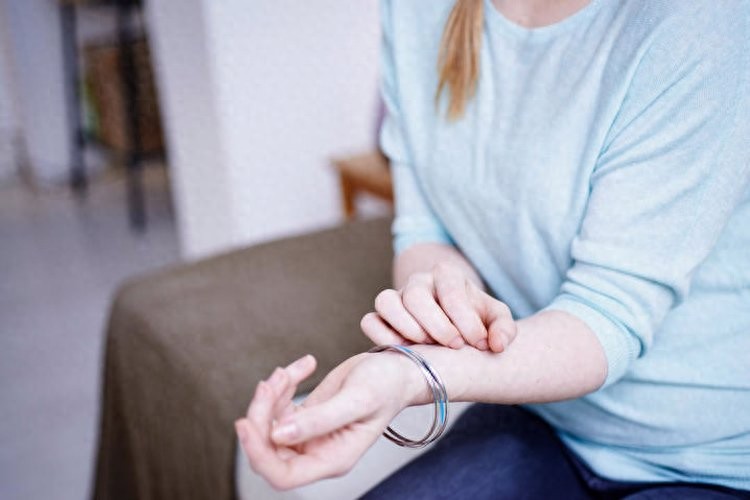 Lời khuy&ecirc;n an to&agrave;n cho những người thường xuy&ecirc;n đeo trang sức - Ảnh 2.