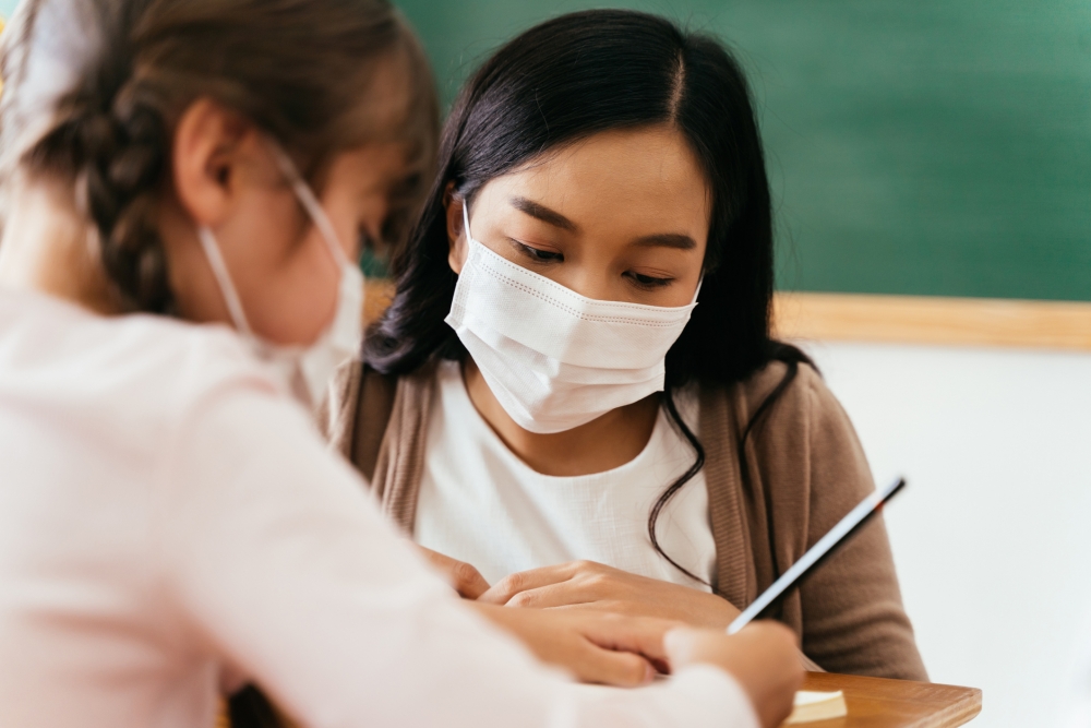 B&eacute; g&aacute;i 12 tuổi vẽ tranh tiết lộ vụ x&acirc;m hại: Gi&aacute;o vi&ecirc;n ph&aacute;t hiện kịp thời - Ảnh 3.