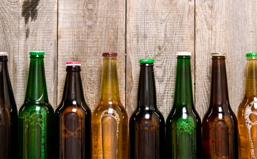 V&igrave; sao bia thường được đựng trong chai m&agrave;u n&acirc;u hoặc xanh? - Ảnh 2.