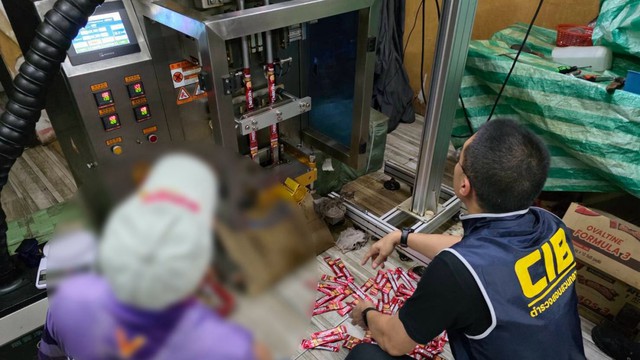 Đột kích 2 căn nhà, công an phát hiện đường dây sản xuất ca cao, nước xả vải và cà phê giả, tịch thu hơn 220.000 sản phẩm - Ảnh 2. Đột kích 2 căn nhà, công an phát hiện đường dây sản xuất ca cao, nước xả vải và cà phê giả, tịch thu hơn 220.000 sản phẩm - Ảnh 2.