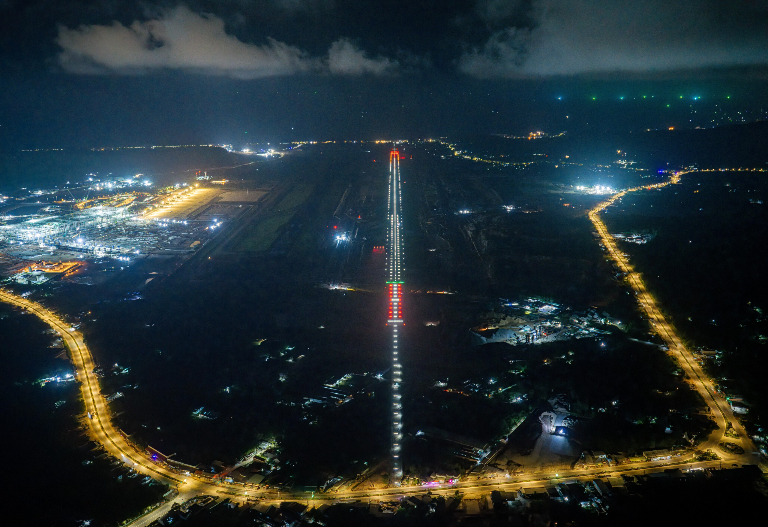 Chưa từng có: 1.500 đèn hiệu thắp sáng công trình dài 3.300 m vừa hoàn thành “thần tốc” tại Phú Quốc  - Ảnh 1.