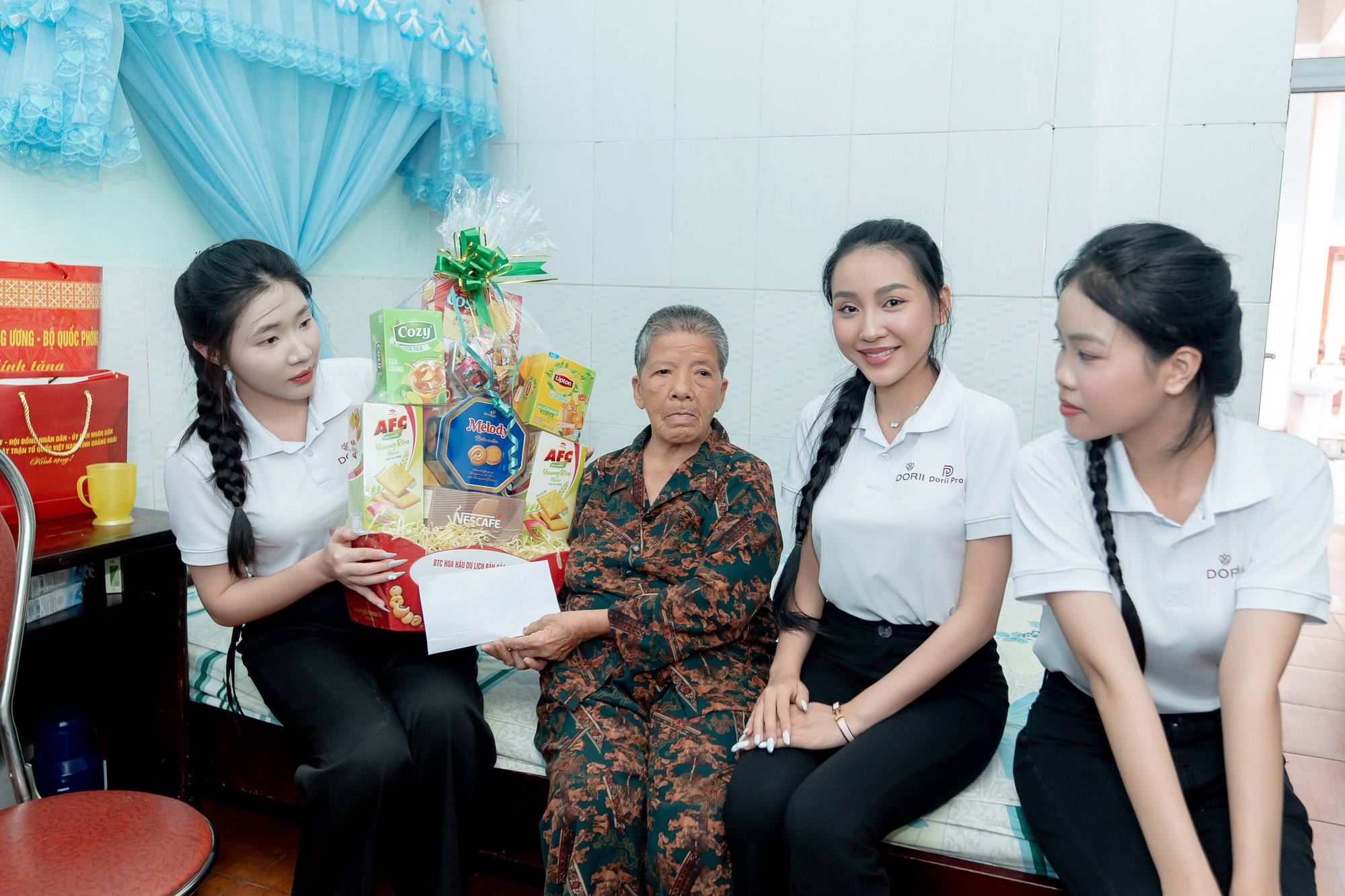 Th&iacute; sinh Hoa hậu Du lịch Bản sắc Việt Nam 2026 tri &acirc;n người c&oacute; c&ocirc;ng tại Quảng Ng&atilde;i - Ảnh 1.