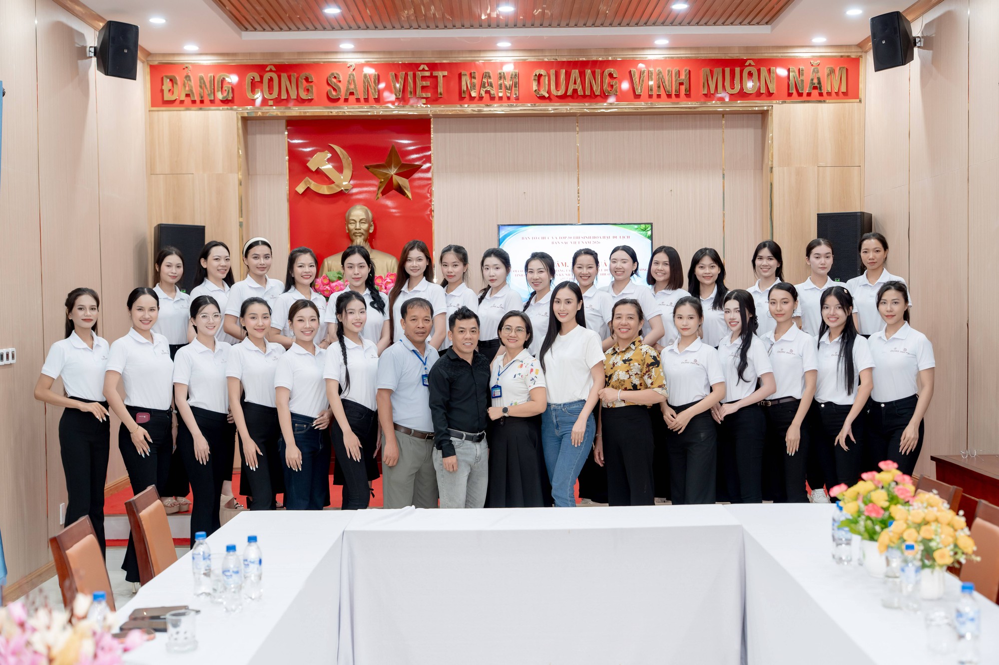 Th&iacute; sinh Hoa hậu Du lịch Bản sắc Việt Nam 2026 tri &acirc;n người c&oacute; c&ocirc;ng tại Quảng Ng&atilde;i - Ảnh 3.