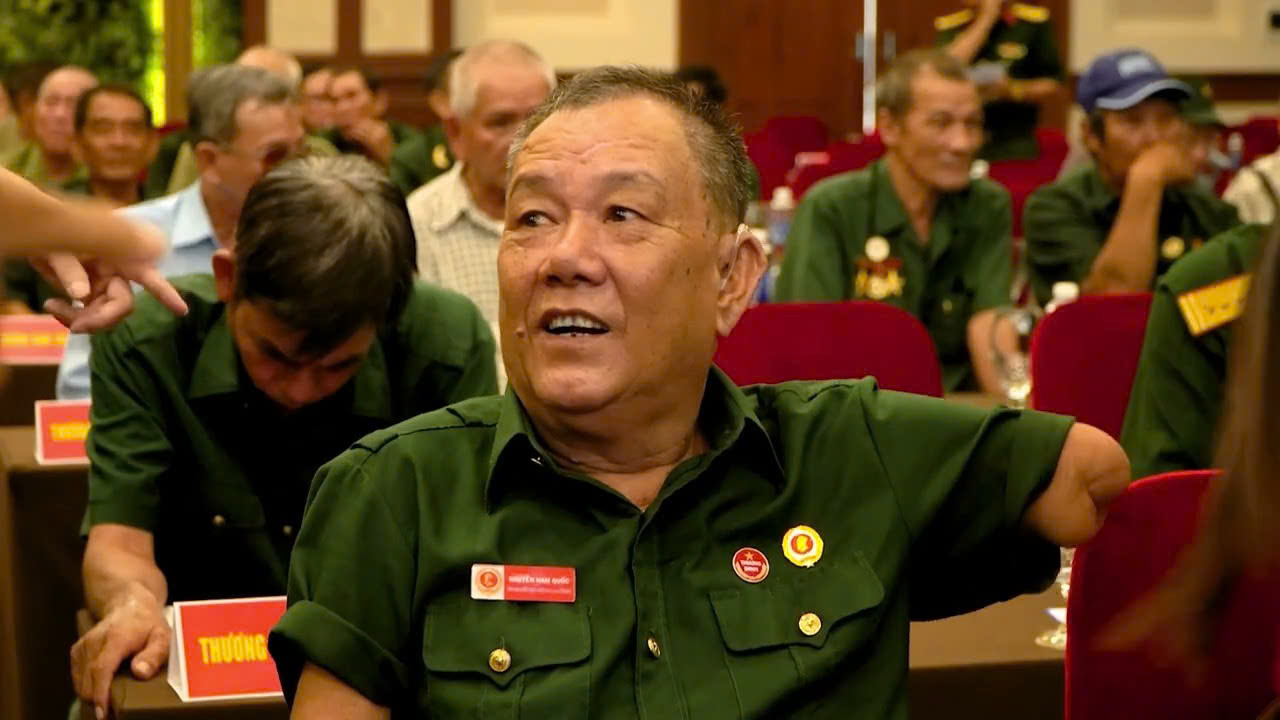 Nhạc sĩ L&ecirc; Tự Minh s&aacute;ng t&aacute;c "Thắp l&ecirc;n Việt Nam" sau cuộc gặp với c&aacute;c thương binh, bệnh binh - Ảnh 2.