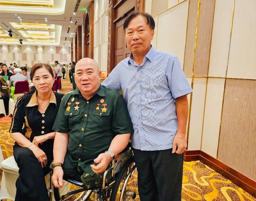 Nhạc sĩ L&ecirc; Tự Minh s&aacute;ng t&aacute;c "Thắp l&ecirc;n Việt Nam" sau cuộc gặp với c&aacute;c thương binh, bệnh binh - Ảnh 1.