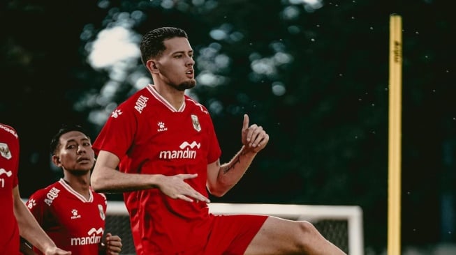 Ngôi sao đắt giá nhất đội bị "khóa chân" bởi luật FIFA, LĐBĐ Indonesia thừa nhận sự bất lực - Ảnh 1. Ngôi sao đắt giá nhất đội bị "khóa chân" bởi luật FIFA, LĐBĐ Indonesia thừa nhận sự bất lực - Ảnh 1.