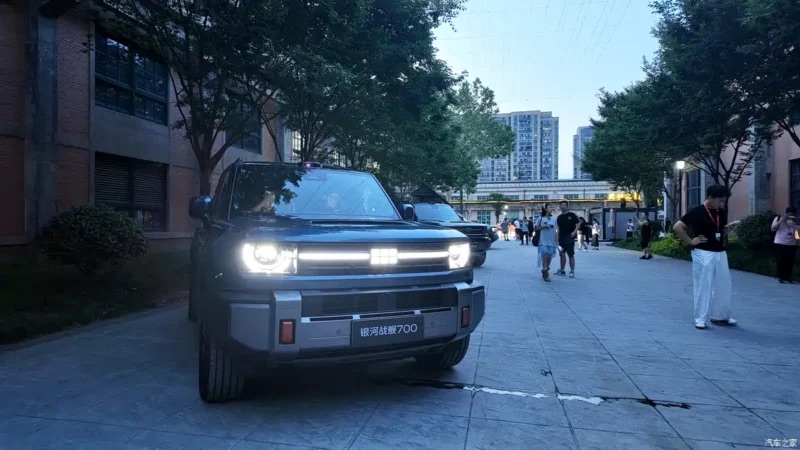Ảnh thực tế SUV Geely mới d&aacute;ng như Defender, mạnh hơn 1.100hp, lội nước 800mm, c&oacute; hơn 50 chỗ chờ lắp phụ kiện địa h&igrave;nh - Ảnh 3.