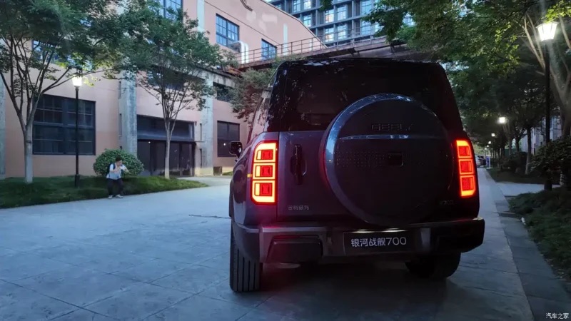 Ảnh thực tế SUV Geely mới d&aacute;ng như Defender, mạnh hơn 1.100hp, lội nước 800mm, c&oacute; hơn 50 chỗ chờ lắp phụ kiện địa h&igrave;nh - Ảnh 4.