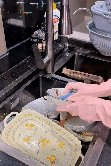 Mẹ ở H&agrave; Nội c&oacute; căn bếp l&uacute;c n&agrave;o cũng gọn như mới: Chỉ nhờ 3 nguy&ecirc;n tắc "giấu đồ", việc nấu nướng v&agrave; dọn dẹp nhẹ t&ecirc;nh- Ảnh 13.