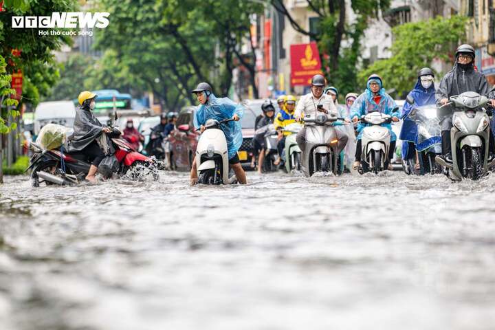 Nguy&ecirc;n nh&acirc;n ngập s&acirc;u 40cm tại ng&otilde; 42 Giang Văn Minh v&agrave; vấn đề tho&aacute;t nước H&agrave; Nội - Ảnh 1.