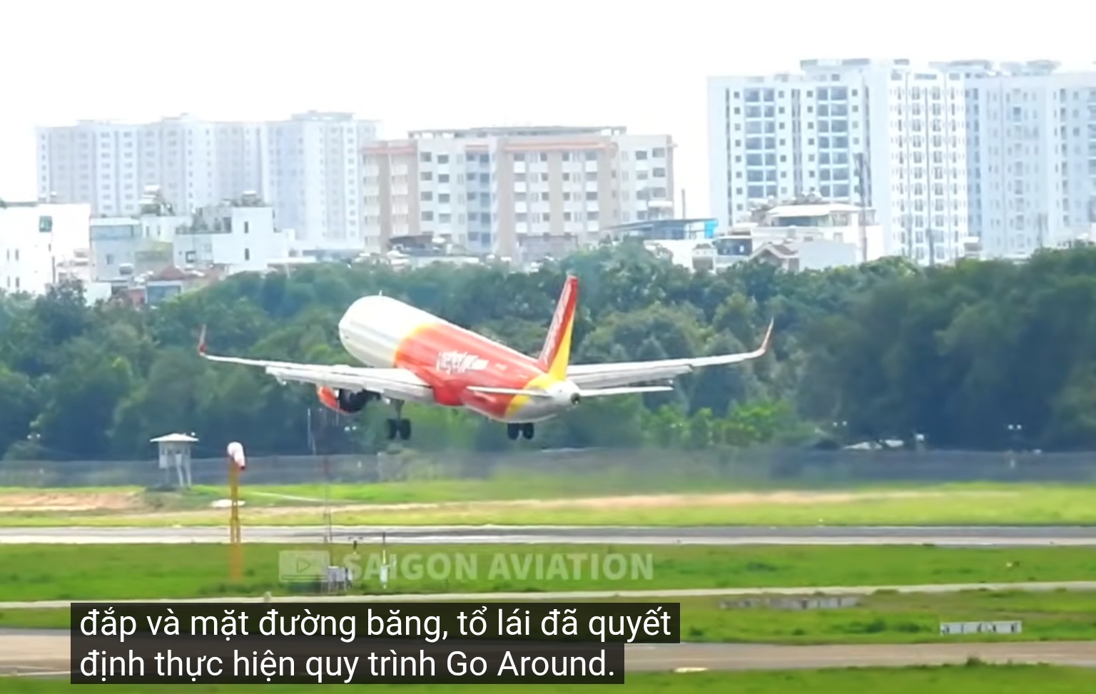 Nhiều ngày trước, sân bay Tân Sơn Nhất ghi nhận 1 máy bay phải huỷ việc hạ cánh - Ảnh 2.