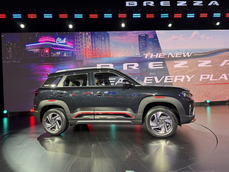Suzuki Brezza 2026 ra mắt: Gi&aacute; quy đổi từ hơn 200 triệu đồng, th&ecirc;m hơn 13 t&iacute;nh năng, m&aacute;y tăng &aacute;p, anh em c&ugrave;ng cỡ Fronx nhưng &iacute;t ADAS hơn - Ảnh 4.