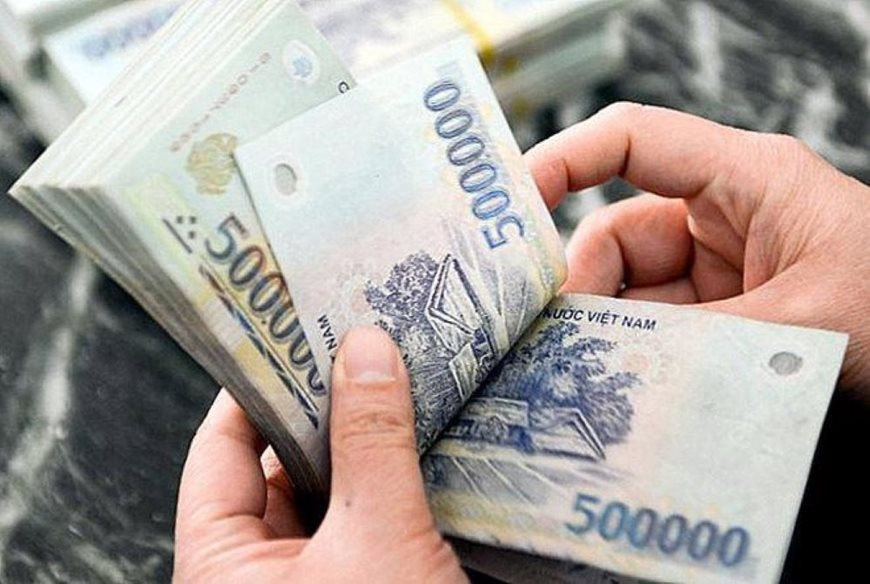 Ph&aacute;t hiện chiếc t&uacute;i da chứa 3 cọc tiền mệnh gi&aacute; 200K - 500K c&ugrave;ng 1 sổ tiết kiệm trị gi&aacute; 4 tỷ đồng nằm chơ vơ tại nh&agrave; ga Cảng h&agrave;ng kh&ocirc;ng Pleiku - Ảnh 1.