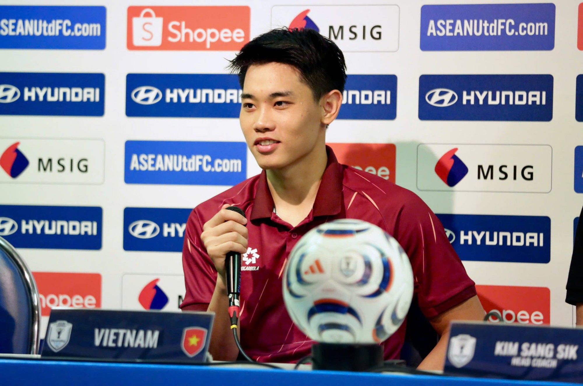 AFF Cup d&ugrave;ng luật kh&aacute;c World Cup, Đ&igrave;nh Bắc mất lợi thế trước ch&acirc;n s&uacute;t cao 1m96 của Indonesia - Ảnh 1.