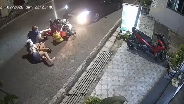 T&igrave;m t&agrave;i xế &ocirc; t&ocirc; lấn l&agrave;n t&ocirc;ng xe m&aacute;y chở trẻ nhỏ tại Hải Ph&ograve;ng - Ảnh 1.