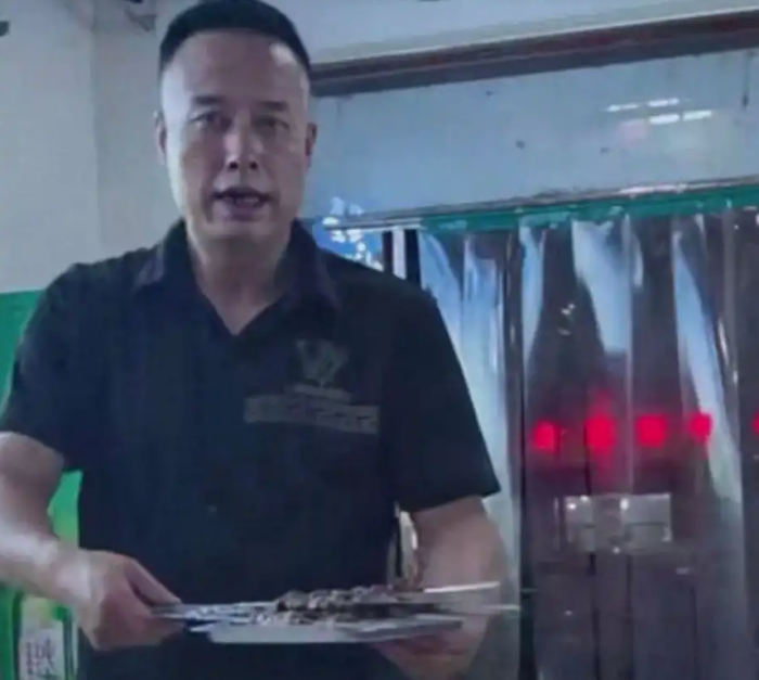 Chủ nh&agrave; h&agrave;ng giống Elon Musk thu h&uacute;t h&agrave;ng ng&agrave;n kh&aacute;ch - Ảnh 2.