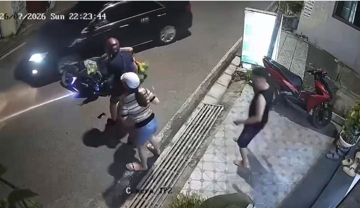 T&igrave;m t&agrave;i xế &ocirc; t&ocirc; lấn l&agrave;n t&ocirc;ng xe m&aacute;y chở trẻ nhỏ tại Hải Ph&ograve;ng - Ảnh 2.