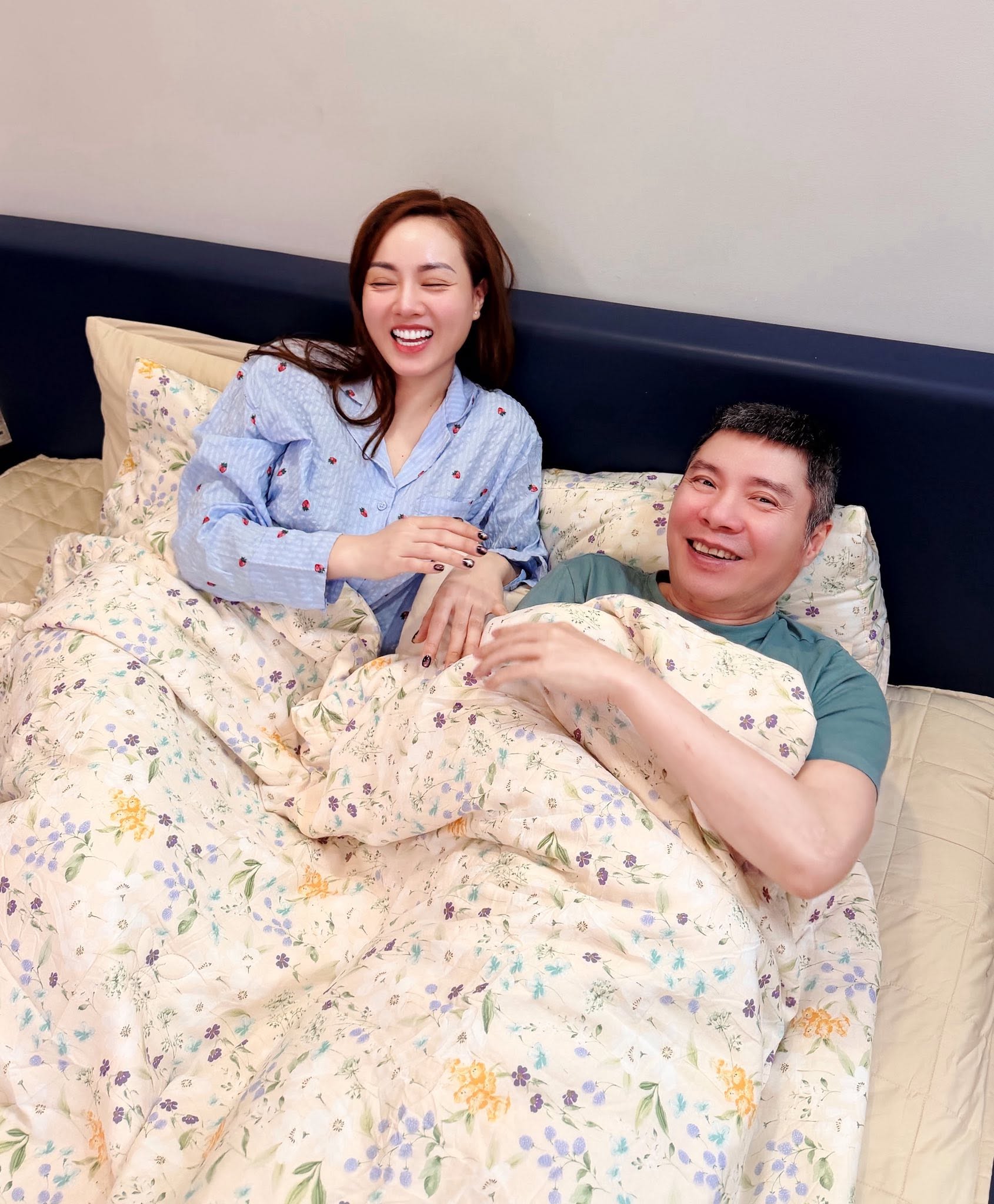 Vợ k&eacute;m 15 tuổi đ&iacute;nh ch&iacute;nh hiểu lầm về NSND C&ocirc;ng L&yacute; - Ảnh 1.