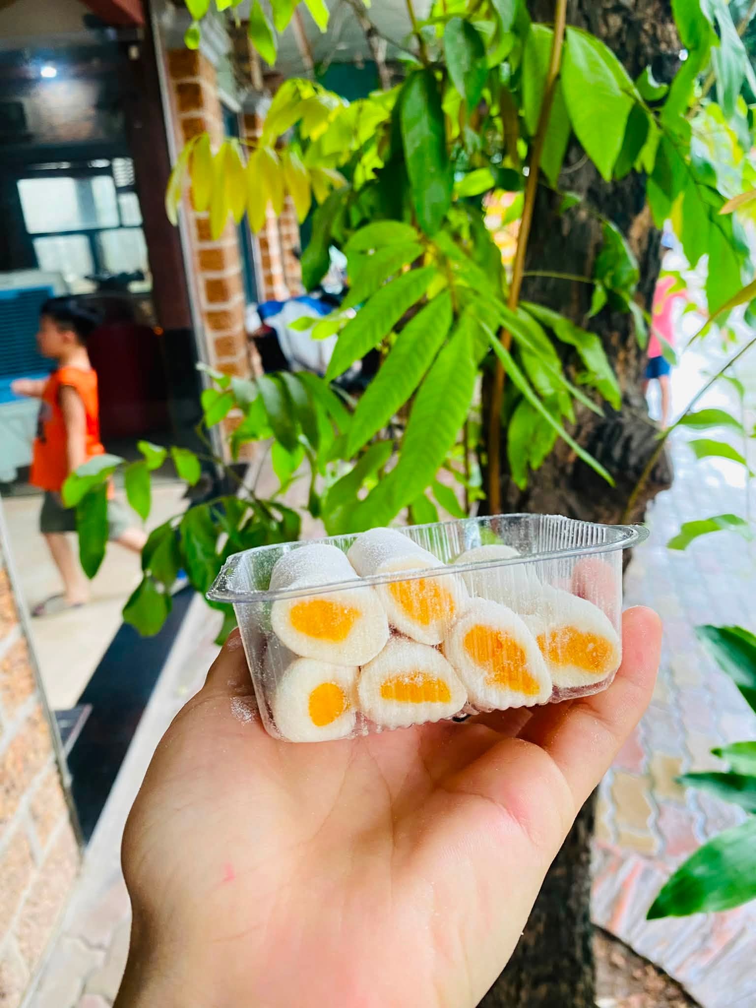 Con d&acirc;u gửi cho t&ocirc;i hộp b&aacute;nh k&egrave;m lời nhắn l&agrave;m t&ocirc;i kh&ocirc;ng biết hiểu thế n&agrave;o cho đ&uacute;ng - Ảnh 1.
