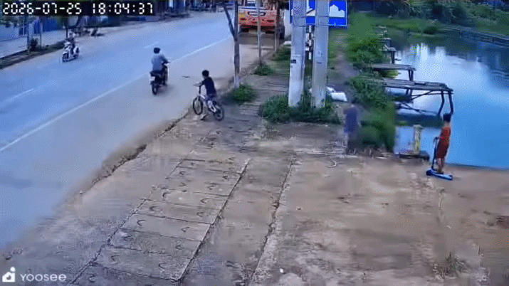 Em họ ng&atilde; xuống hồ, b&eacute; trai 11 nhanh tr&iacute; cứu em tho&aacute;t chết: Clip diễn biến nhận &ldquo;cơn mưa&rdquo; lời khen - Ảnh 1.