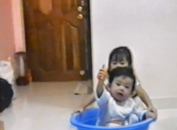 2 đứa trẻ lấy thau nhựa l&agrave;m đồ chơi hồi b&eacute;, giờ sống trong l&acirc;u đ&agrave;i ở phường An Kh&aacute;nh, đứng sau t&agrave;i sản ngh&igrave;n tỷ - Ảnh 1.