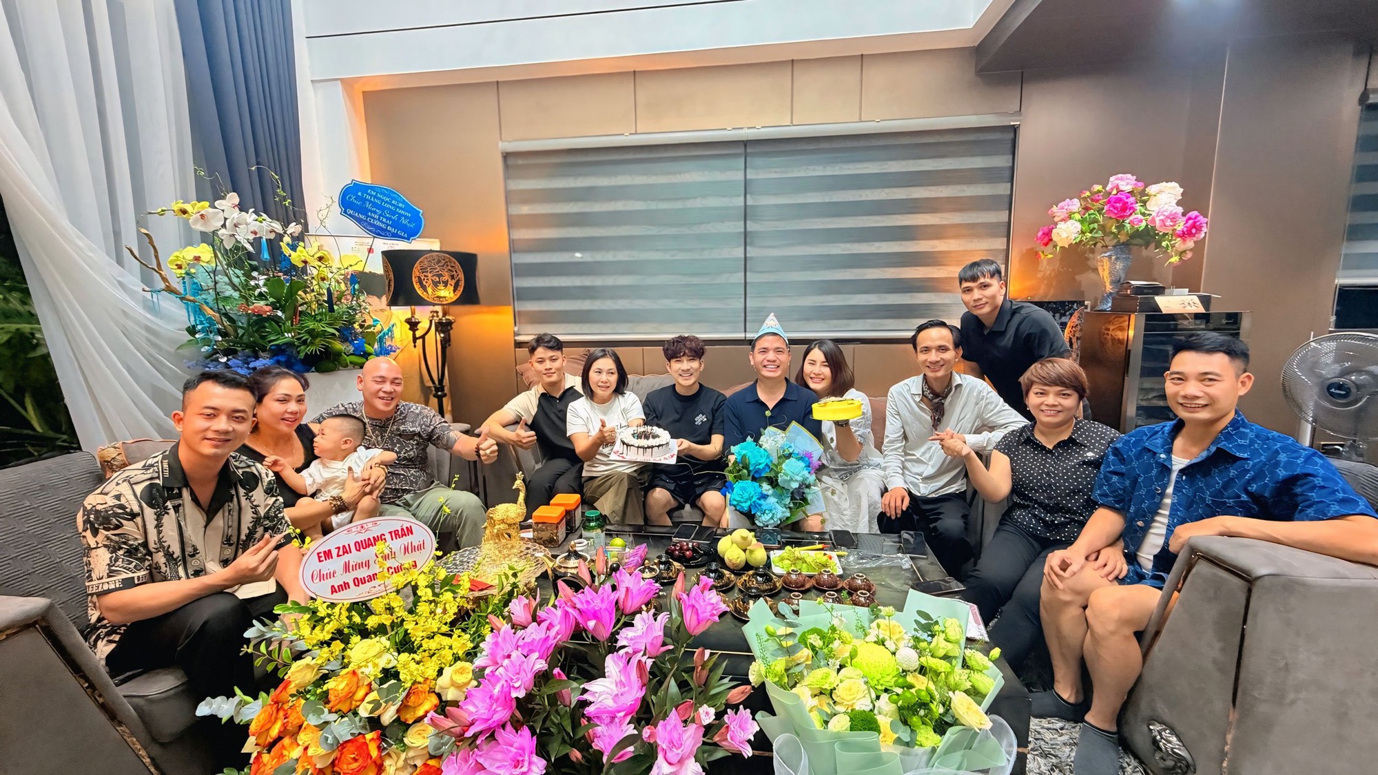 Bầu show Quang Cường đ&oacute;n tuổi 50, nhận qu&agrave; mừng 500 triệu đồng - Ảnh 2.