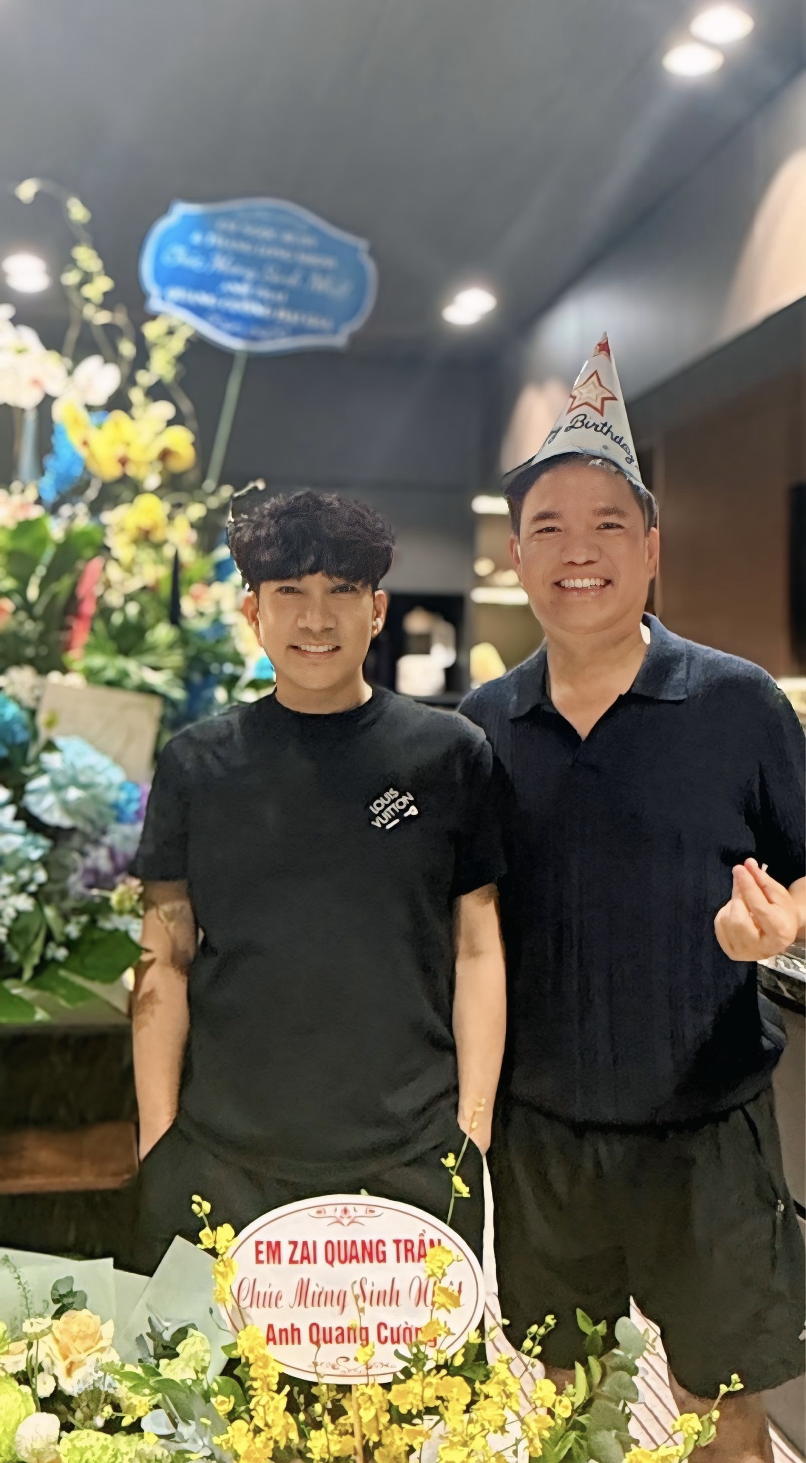 Bầu show Quang Cường đ&oacute;n tuổi 50, nhận qu&agrave; mừng 500 triệu đồng - Ảnh 1.