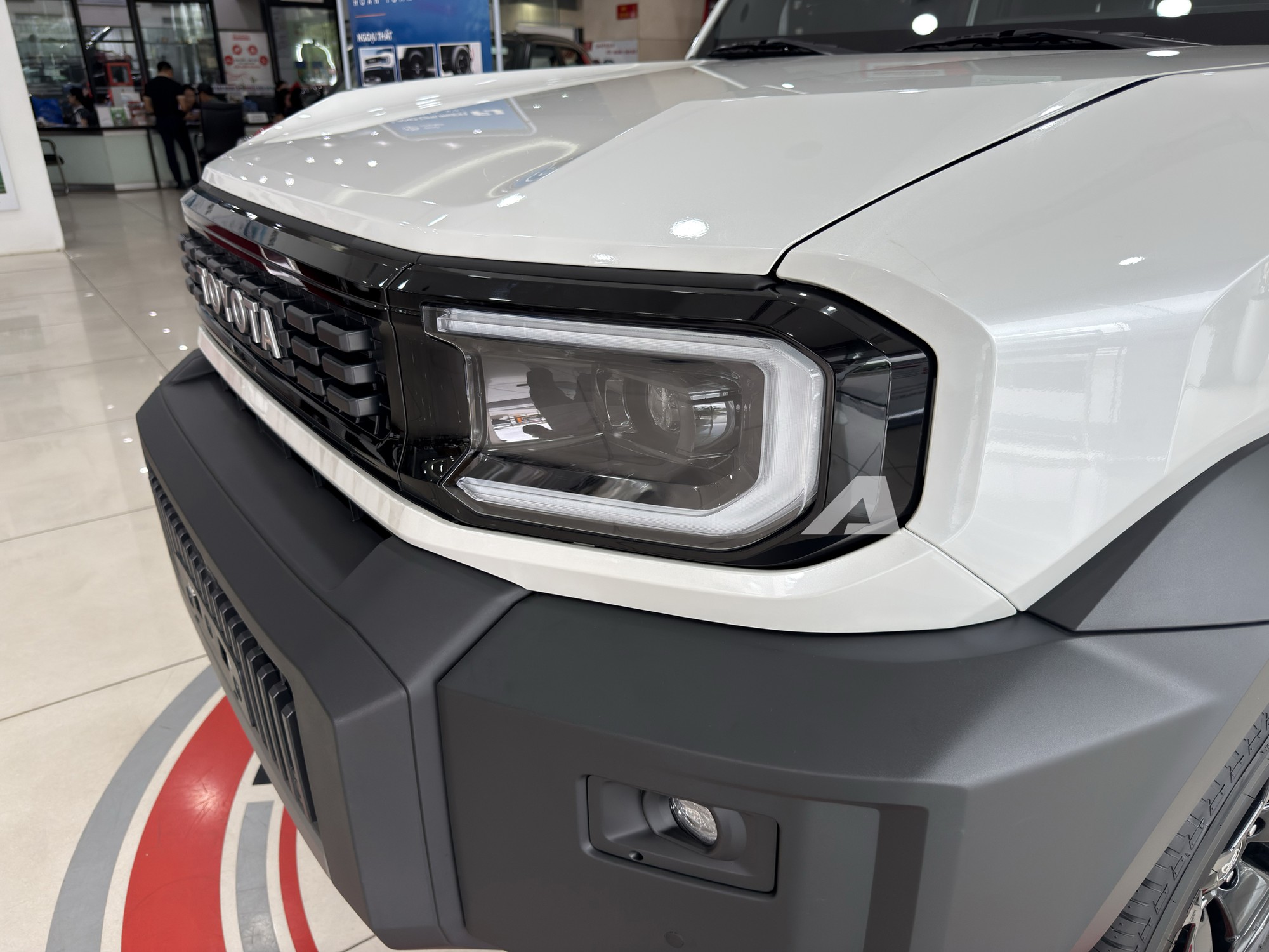 Ảnh thực tế Toyota Land Cruiser FJ gi&aacute; 1,198 tỷ đồng tại Việt Nam: Giống Prado mini, m&aacute;y xăng 2.7L, đầy đủ ADAS - Ảnh 10.