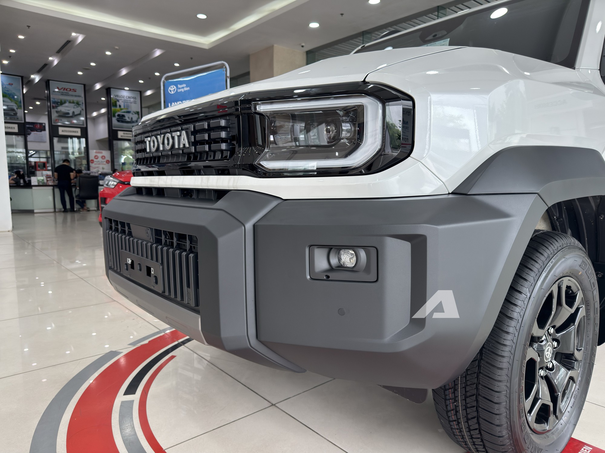 Ảnh thực tế Toyota Land Cruiser FJ gi&aacute; 1,198 tỷ đồng tại Việt Nam: Giống Prado mini, m&aacute;y xăng 2.7L, đầy đủ ADAS - Ảnh 11.
