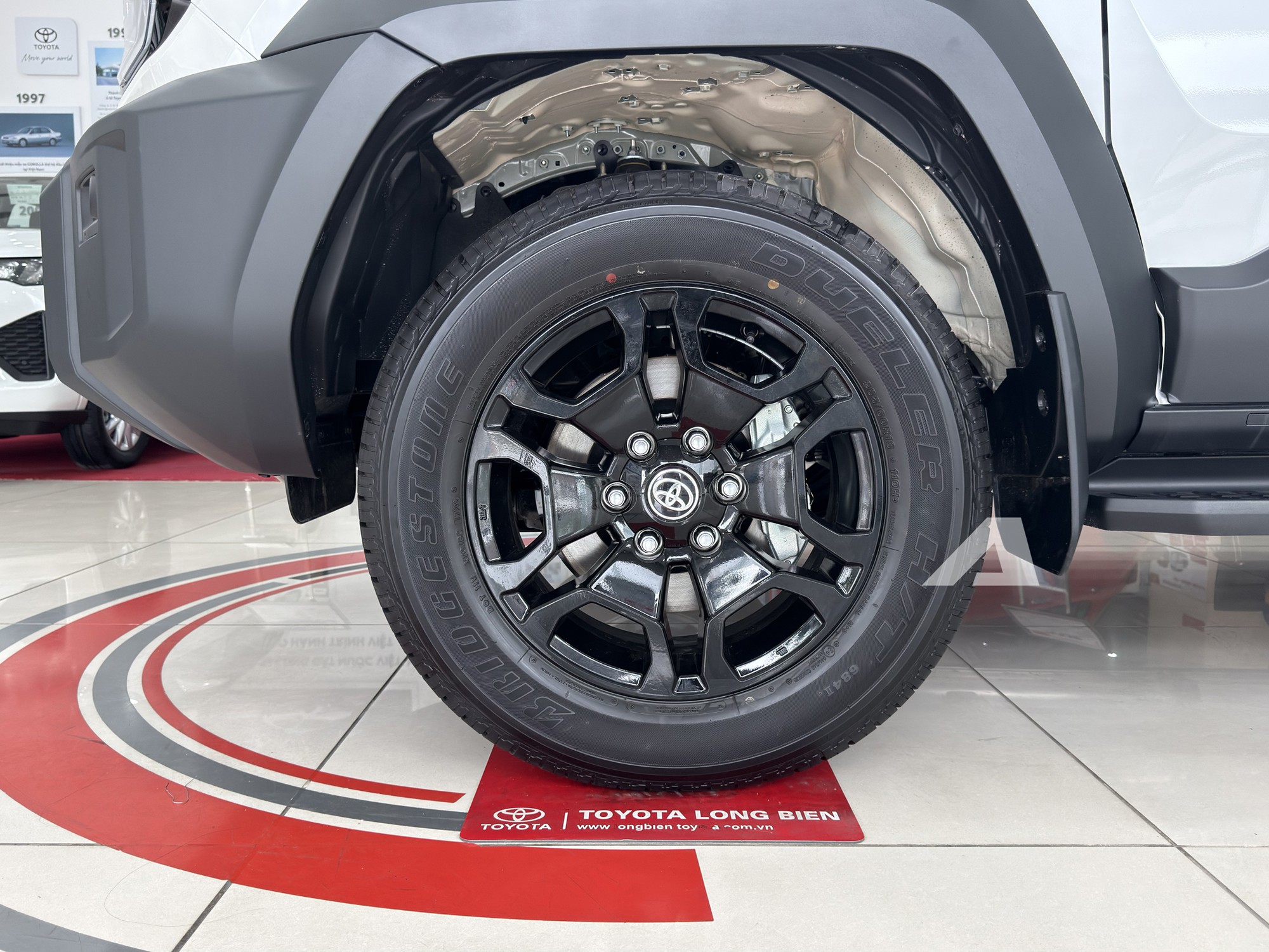 Ảnh thực tế Toyota Land Cruiser FJ gi&aacute; 1,198 tỷ đồng tại Việt Nam: Giống Prado mini, m&aacute;y xăng 2.7L, đầy đủ ADAS - Ảnh 4.