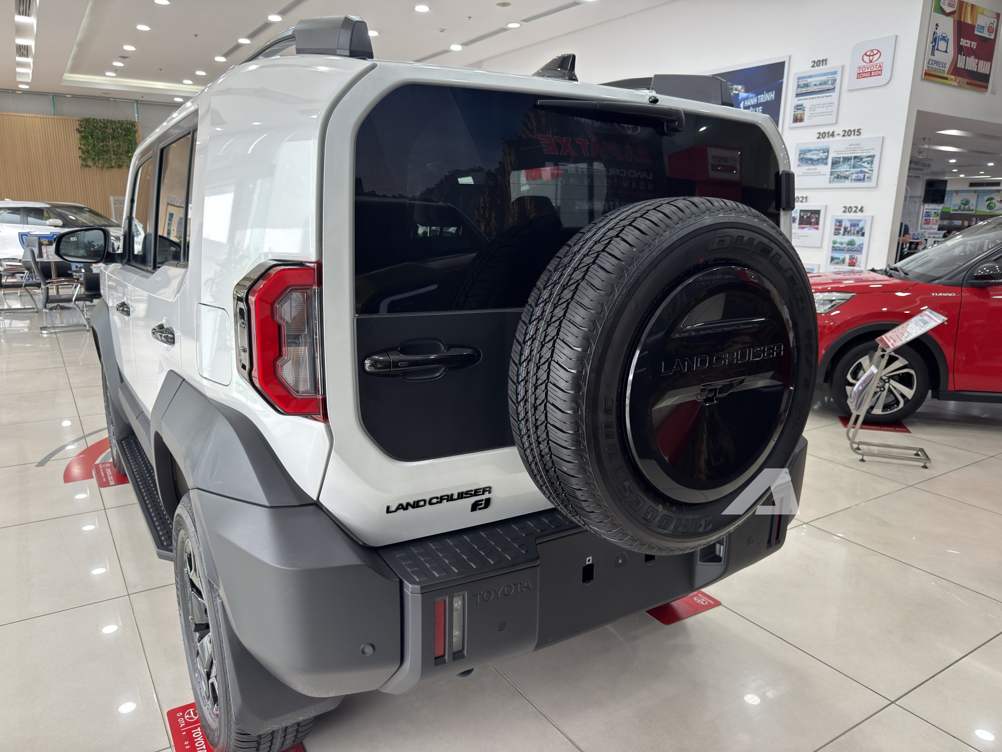 Ảnh thực tế Toyota Land Cruiser FJ gi&aacute; 1,198 tỷ đồng tại Việt Nam: Giống Prado mini, m&aacute;y xăng 2.7L, đầy đủ ADAS - Ảnh 12.