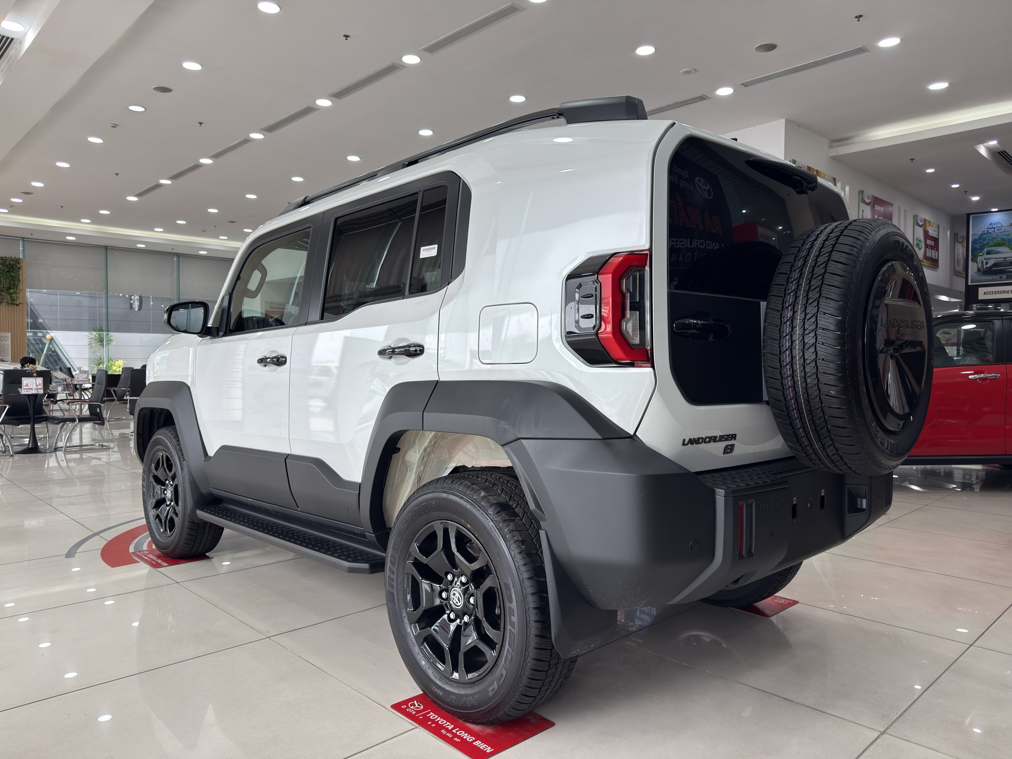 Ảnh thực tế Toyota Land Cruiser FJ gi&aacute; 1,198 tỷ đồng tại Việt Nam: Giống Prado mini, m&aacute;y xăng 2.7L, đầy đủ ADAS - Ảnh 2.