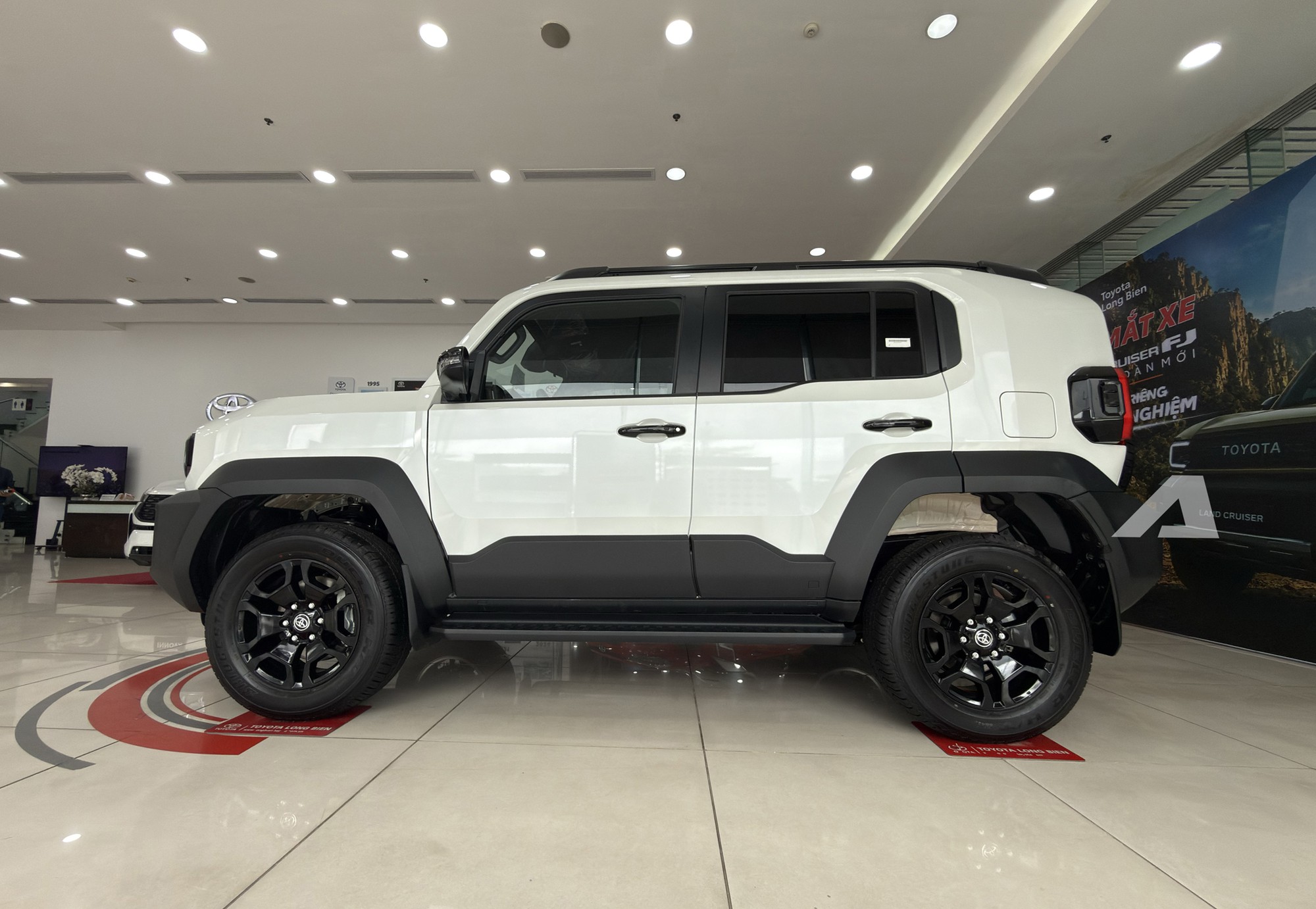 Ảnh thực tế Toyota Land Cruiser FJ gi&aacute; 1,198 tỷ đồng tại Việt Nam: Giống Prado mini, m&aacute;y xăng 2.7L, đầy đủ ADAS - Ảnh 3.