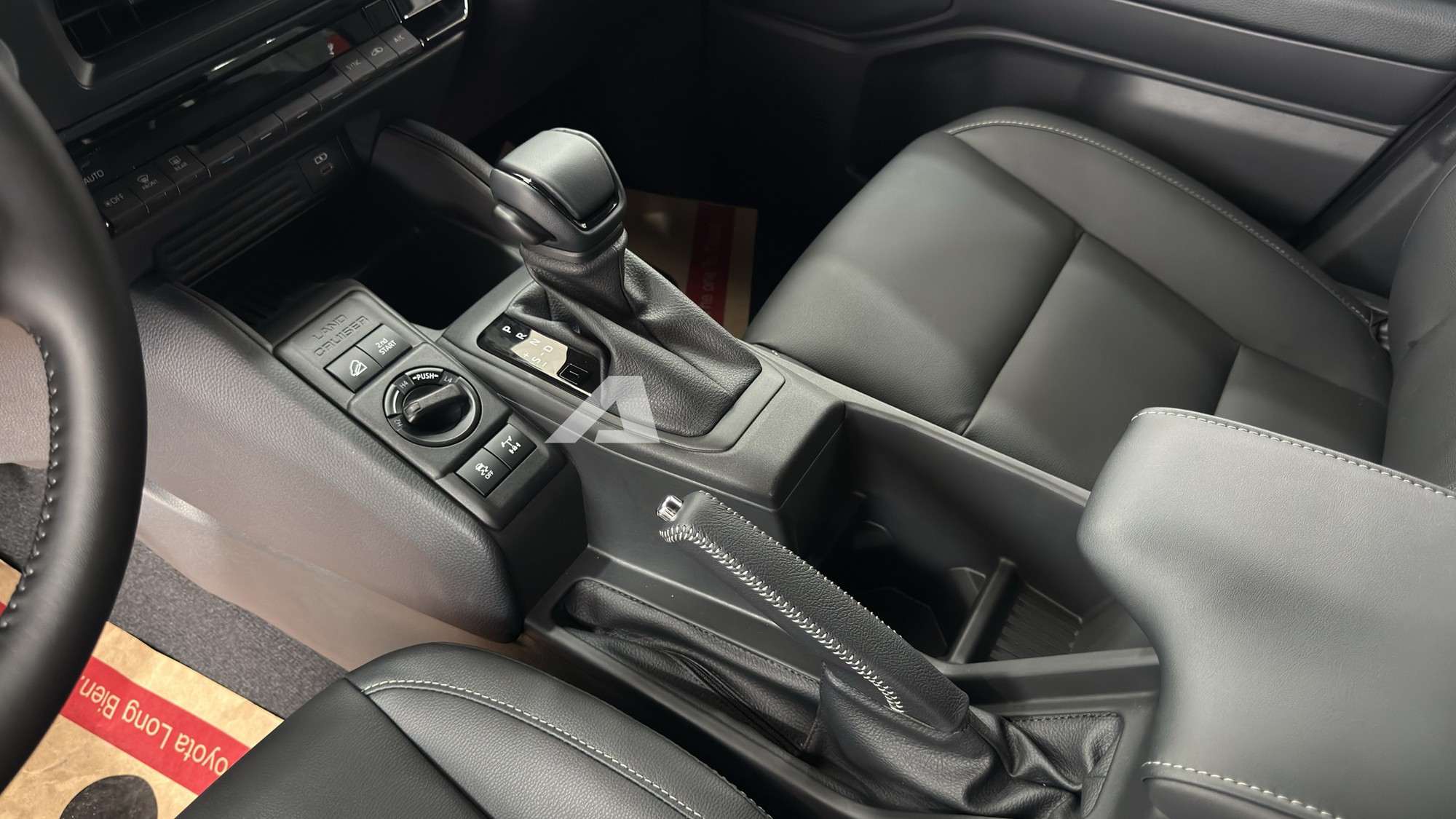 Ảnh thực tế Toyota Land Cruiser FJ gi&aacute; 1,198 tỷ đồng tại Việt Nam: Giống Prado mini, m&aacute;y xăng 2.7L, đầy đủ ADAS - Ảnh 18.