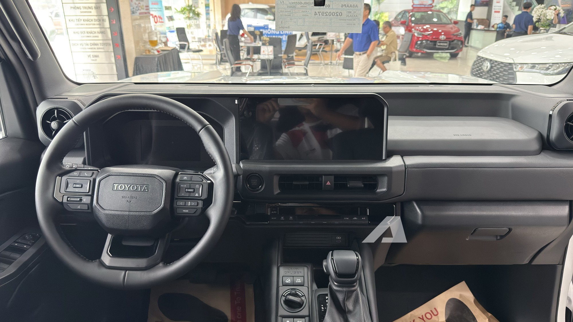 Ảnh thực tế Toyota Land Cruiser FJ gi&aacute; 1,198 tỷ đồng tại Việt Nam: Giống Prado mini, m&aacute;y xăng 2.7L, đầy đủ ADAS - Ảnh 5.