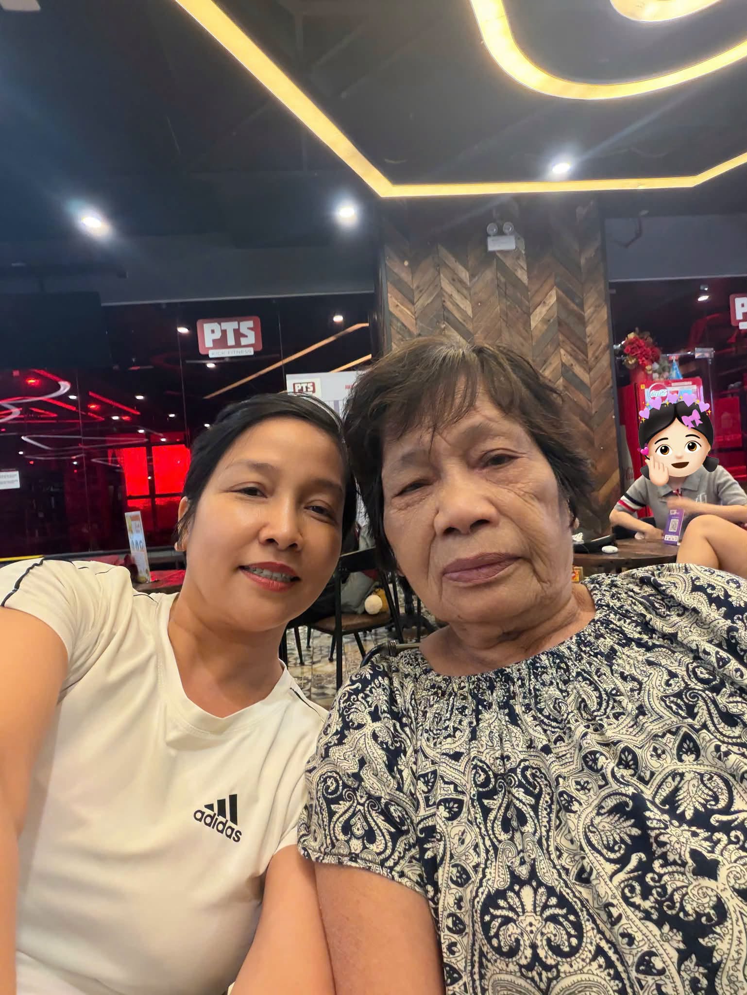 Mẹ ruột Mỹ Linh 85 tuổi vẫn hộ tống con g&aacute;i- Ảnh 1.
