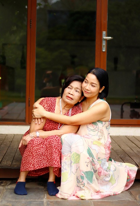Mẹ ruột Mỹ Linh 85 tuổi vẫn hộ tống con g&aacute;i- Ảnh 2.