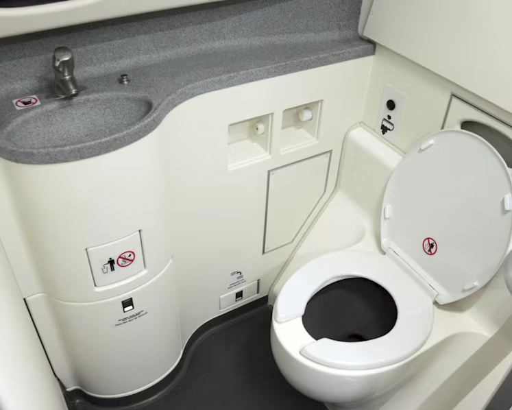 Gia đ&igrave;nh 4 người nhiễm COVID - 19 sau chuyến bay từ Macau - Ảnh 2.