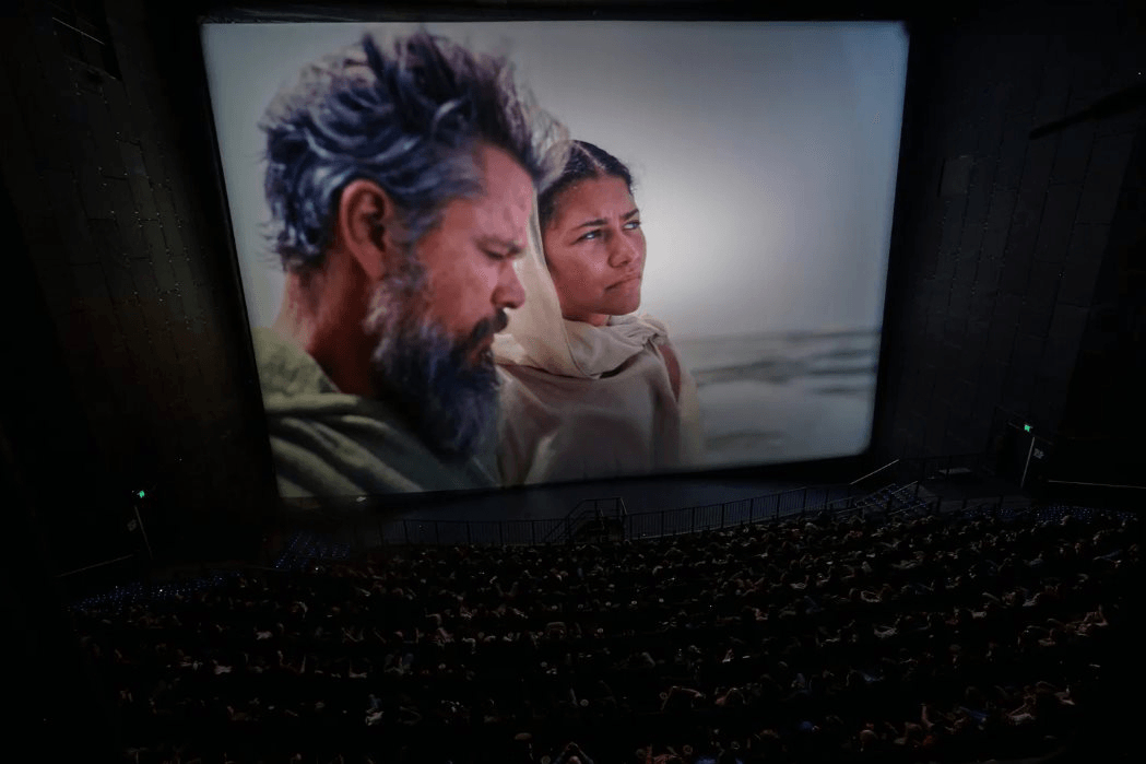 Nghịch l&yacute; c&ocirc;ng nghệ trong The Odyssey: Bộ phim hiện đại nhất năm 2026 - Ảnh 2.