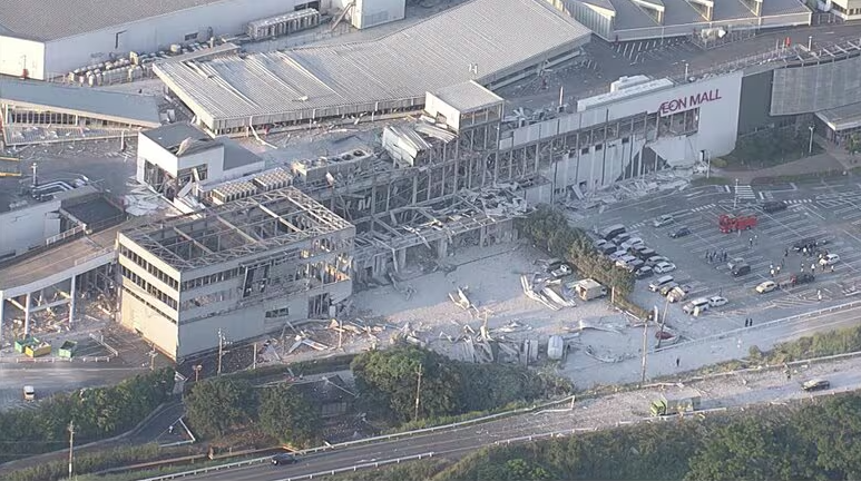 Cảnh tượng đổ n&aacute;t AEON Mall sau trận động đất 7,1 độ - Ảnh 3.