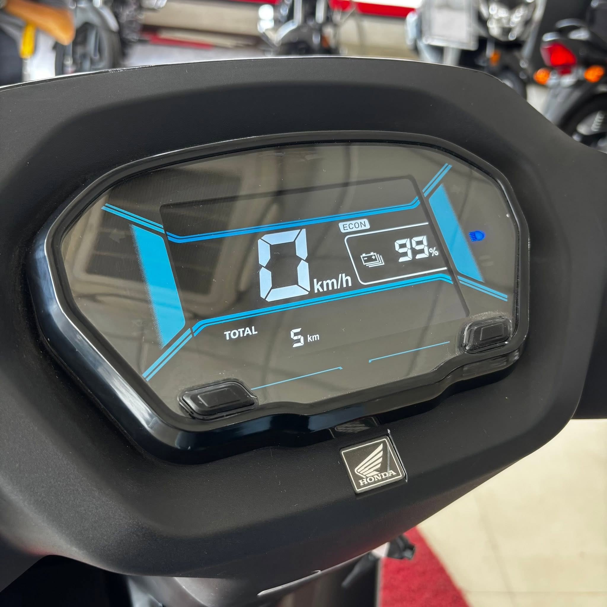 Xe máy điện Honda dự đoán về VN năm sau: Nhỏ gọn, giá khoảng 30 triệu, cốp lớn hơn Vision - Ảnh 5.