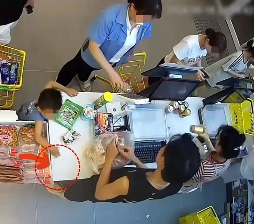 Một đoạn video đưa con đi học khiến nhiều phụ huynh giật m&igrave;nh - Ảnh 2.