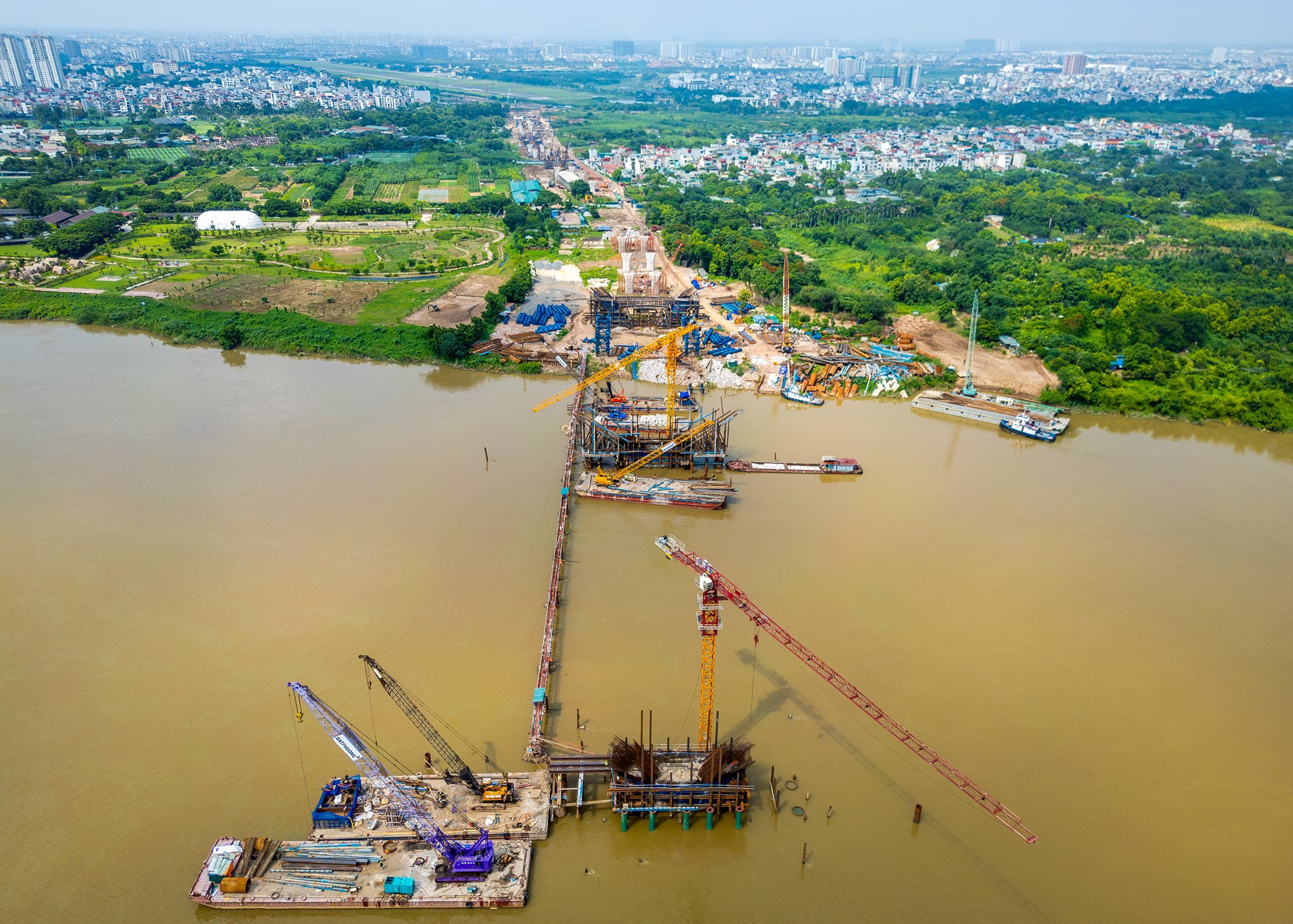 Ngắm đại c&ocirc;ng trường x&acirc;y cầu 16.000 tỷ đồng ở trung t&acirc;m H&agrave; Nội: Quy tụ 100 m&aacute;y m&oacute;c, hơn 500 nh&acirc;n sự, d&ugrave;ng lượng th&eacute;p gấp 5 cầu Long Bi&ecirc;n - Ảnh 12.