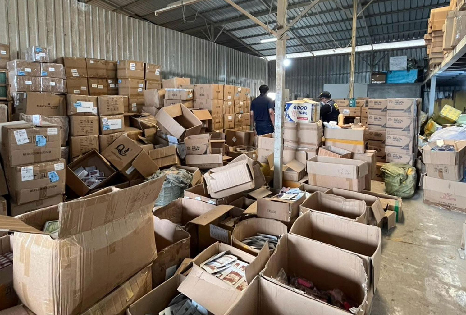 Triệt ph&aacute; kho h&agrave;ng giả: Ph&aacute;t hiện 32.477 Sản phẩm k&eacute;m chất lượng - Ảnh 2.