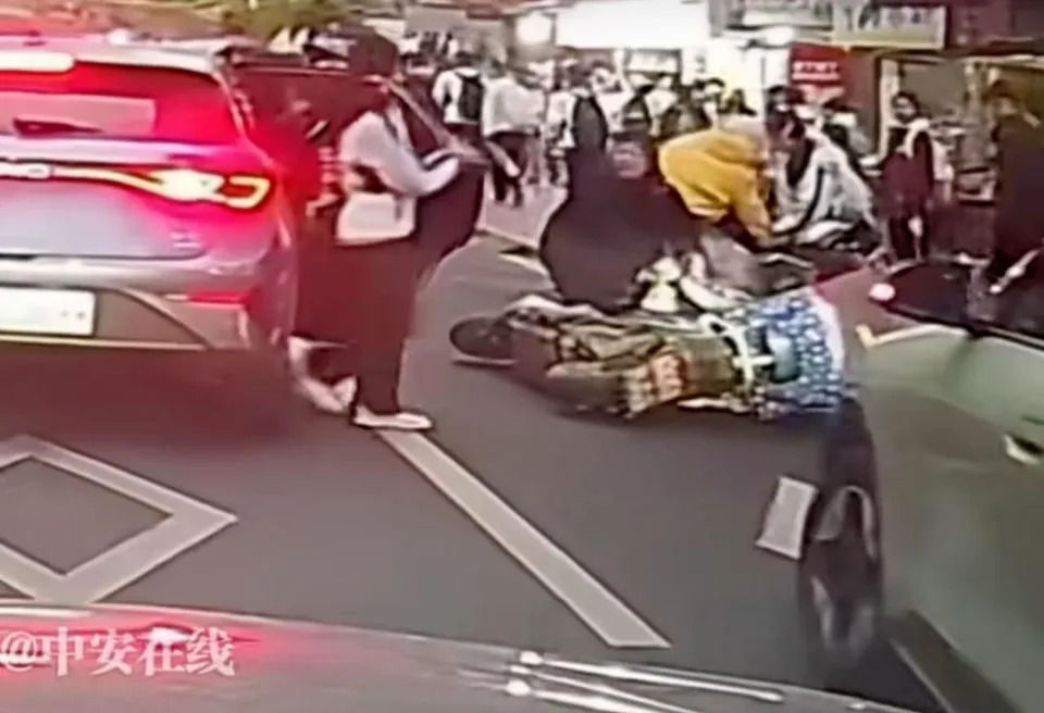 Một đoạn video đưa con đi học khiến nhiều phụ huynh giật m&igrave;nh - Ảnh 1.
