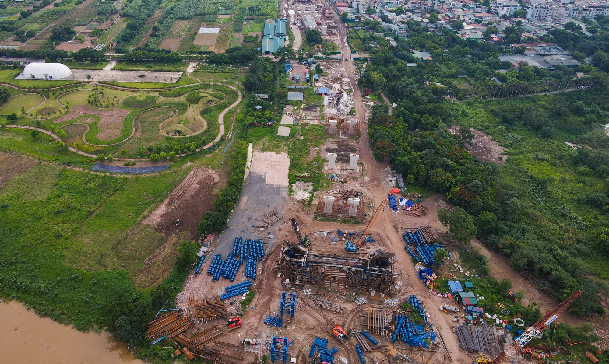Ngắm đại c&ocirc;ng trường x&acirc;y cầu 16.000 tỷ đồng ở trung t&acirc;m H&agrave; Nội: Quy tụ 100 m&aacute;y m&oacute;c, hơn 500 nh&acirc;n sự, d&ugrave;ng lượng th&eacute;p gấp 5 cầu Long Bi&ecirc;n - Ảnh 9.